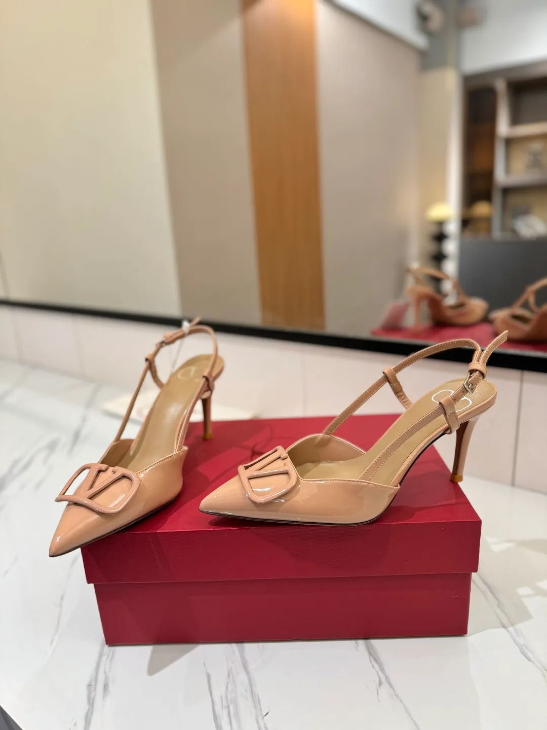 💕💕Factory direct selling price p520💕💕 Valentino launches a new series of sandals, sandals with pointed toe V-buckle sandals. The upper part of the foot is very pedicure-like. The key point is that it is very good and easy to control. It does not grind or tire your feet. It is a walking artifact! Metal VLOGO diamond buckle elements, full of high-end sense! It became sweet instantly.  The avant-garde VLOGO SIGNATURE shoe series interprets VALENTINO GARAVANI's candid attitude. Valentino Garavani V logo back hollow sandals with VLogo Signature decoration, platinum tone VLogo Signature decoration! Upper: imported patent leather Lining: imported goatskin Outsole: Italian leather outsole Heel height: 8cm Size: 35-39 (34-40-41-42 customized size)